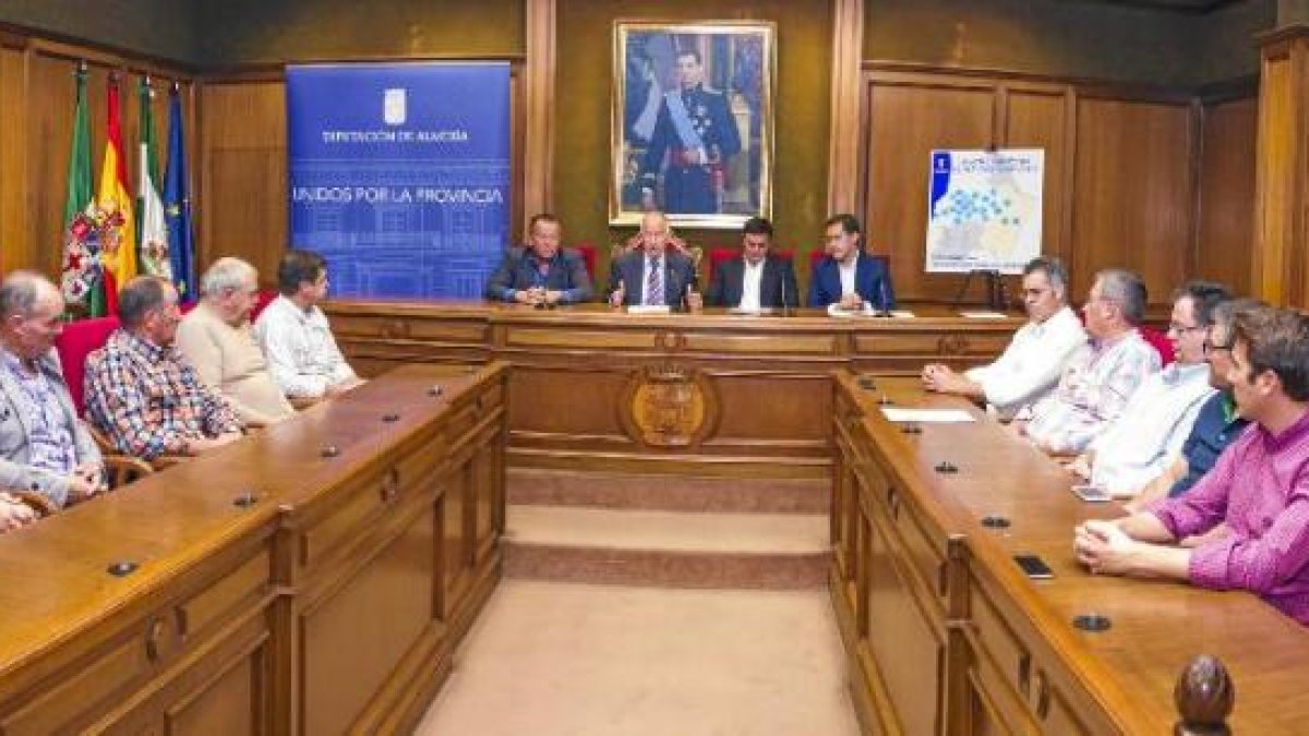 Gabriel Amat expone ante los alcaldes la situación.