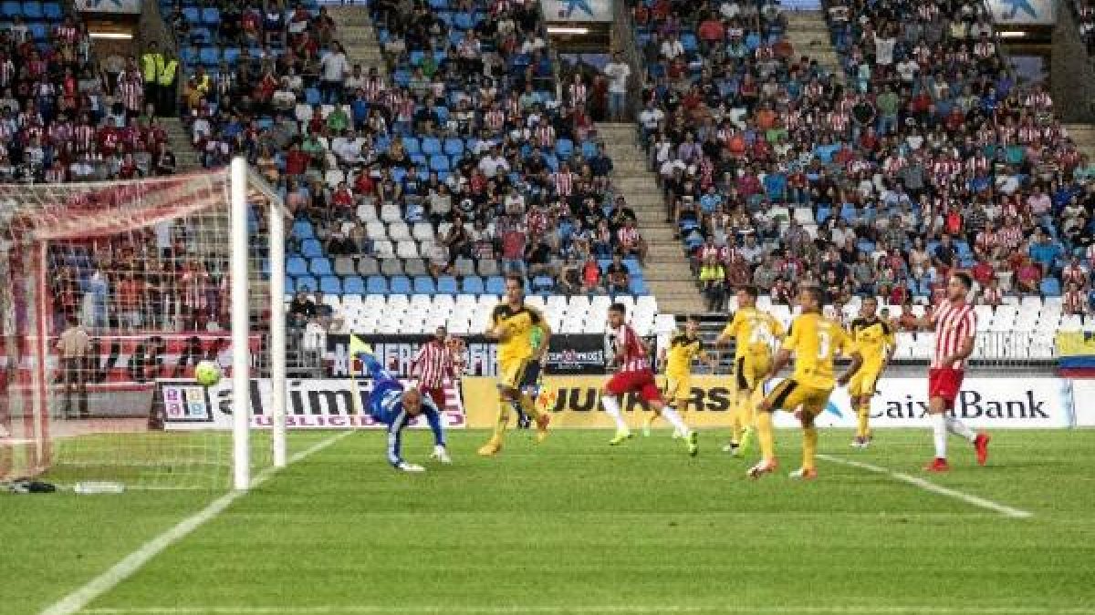 Chuli bate al meta Nauzet de Osasuna, su único gol de la temporada.