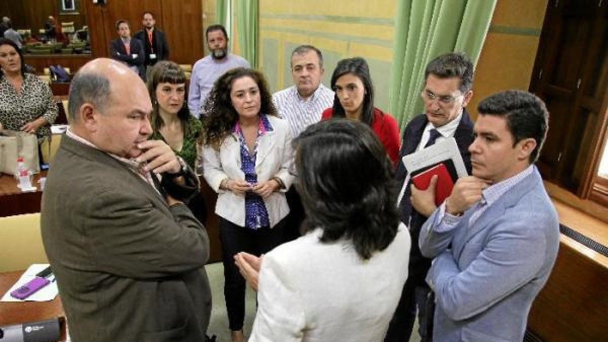 Rosa Aguilar charlando ayer en con Lucía Ayala y José Luis Sánchez Teruel, entre otros.
