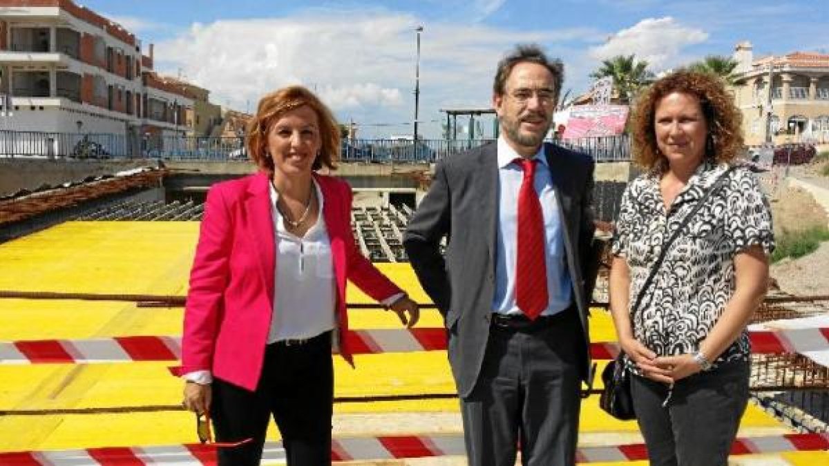 Felipe López visitó ayer las obras del puerto.