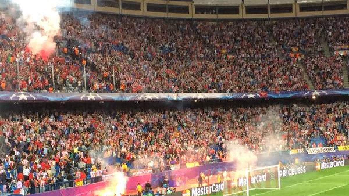 Aficionados del Benfica lanzando bengalas.