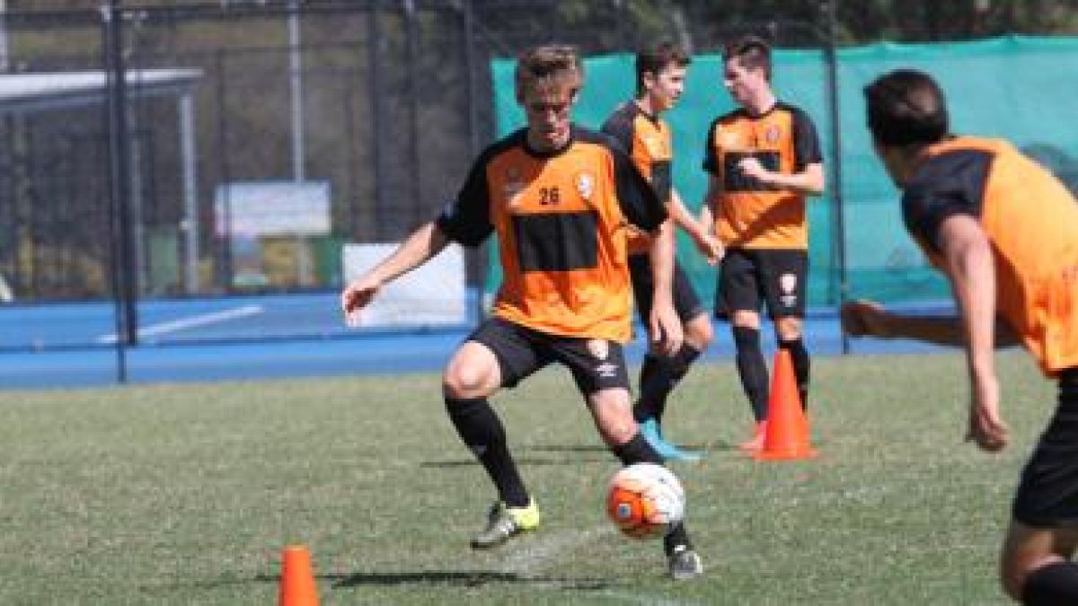 Corona en su primer entrenamiento con el Brisbane Roar.
