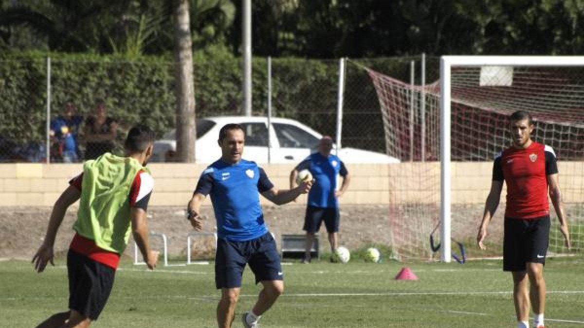 Sergi Barjuan dando explicaciones a los jugadores.