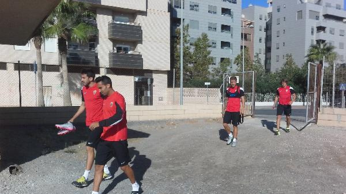 Los futbolistas llegando a la Vega.