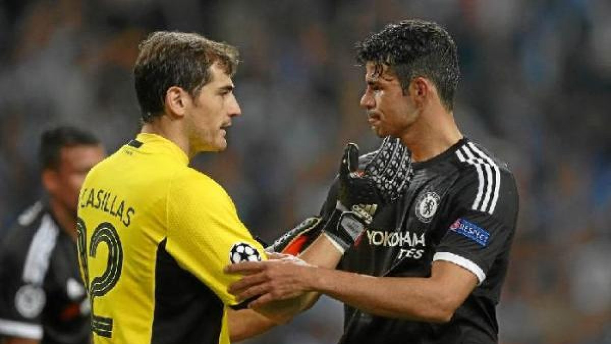 Casillas y Diego Costa se saludan.
