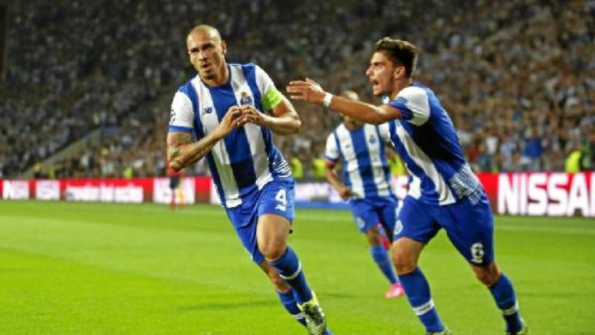 Maicon celebra el 2-1 definitivo.