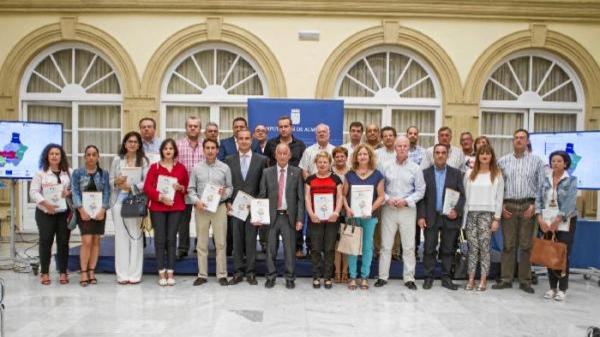 Representantes municipales posan con el estudio.