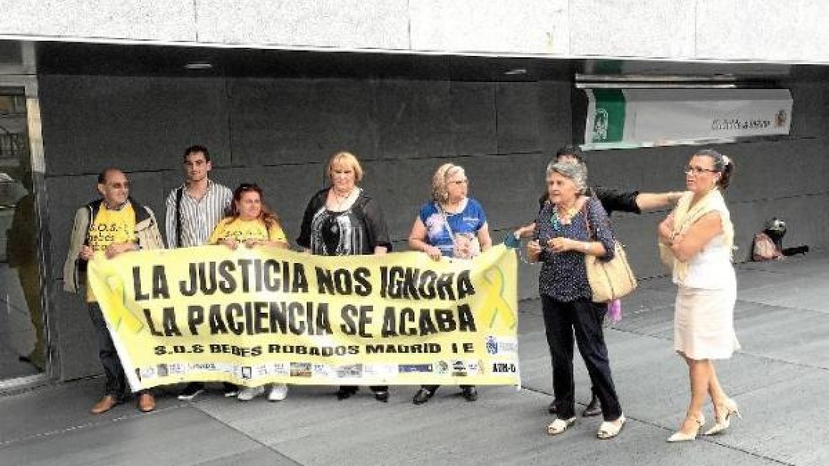 ascensión López (en el centro), arropada por miembros de SOS Bebés Robados