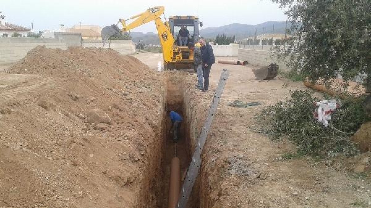El alcalde de la localidad supervisando las obras.