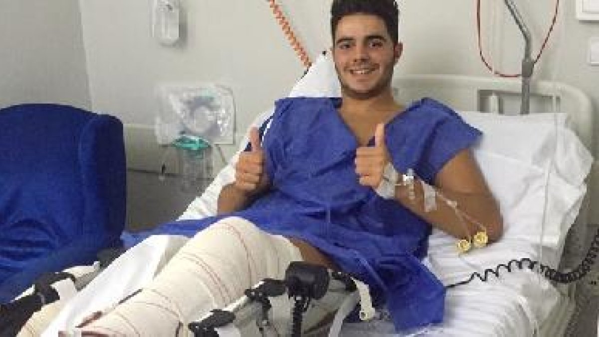 Marcos Alvarez tras ser operado en la Sport Clinic Ripoll y de Prado.