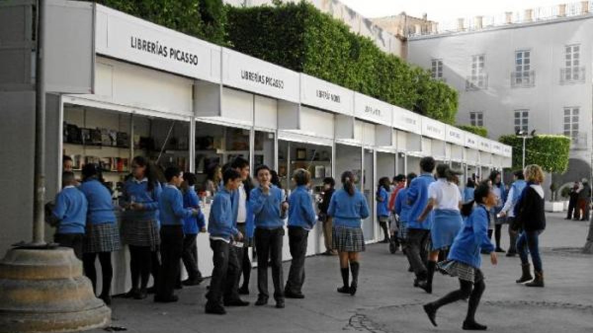 Actividad con escolares en la Feria del Libro de 2014.