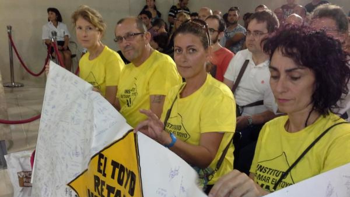 Miembros del AMPA y la Plataforma IES El Toyo Ya, en el pleno.