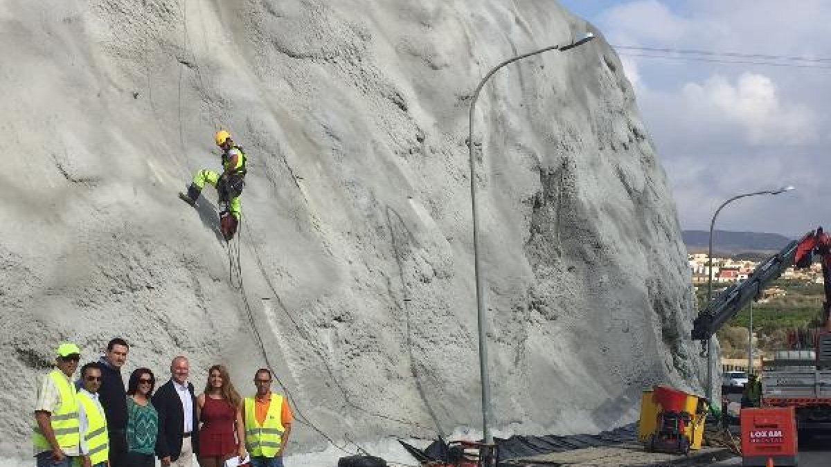 Alcalde y ediles junto al delegado de Fomento durante su visita a la localidad.