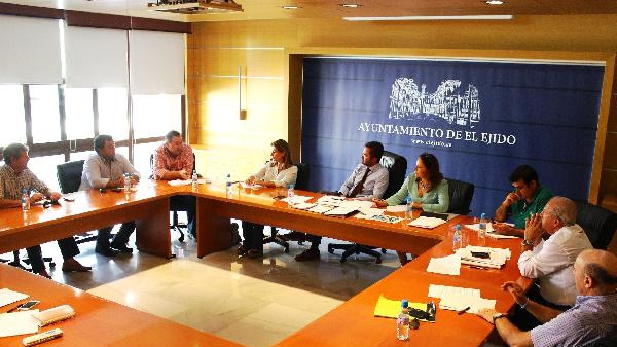 Momento de la reunión celebrada en el Ayuntamiento ejidense.