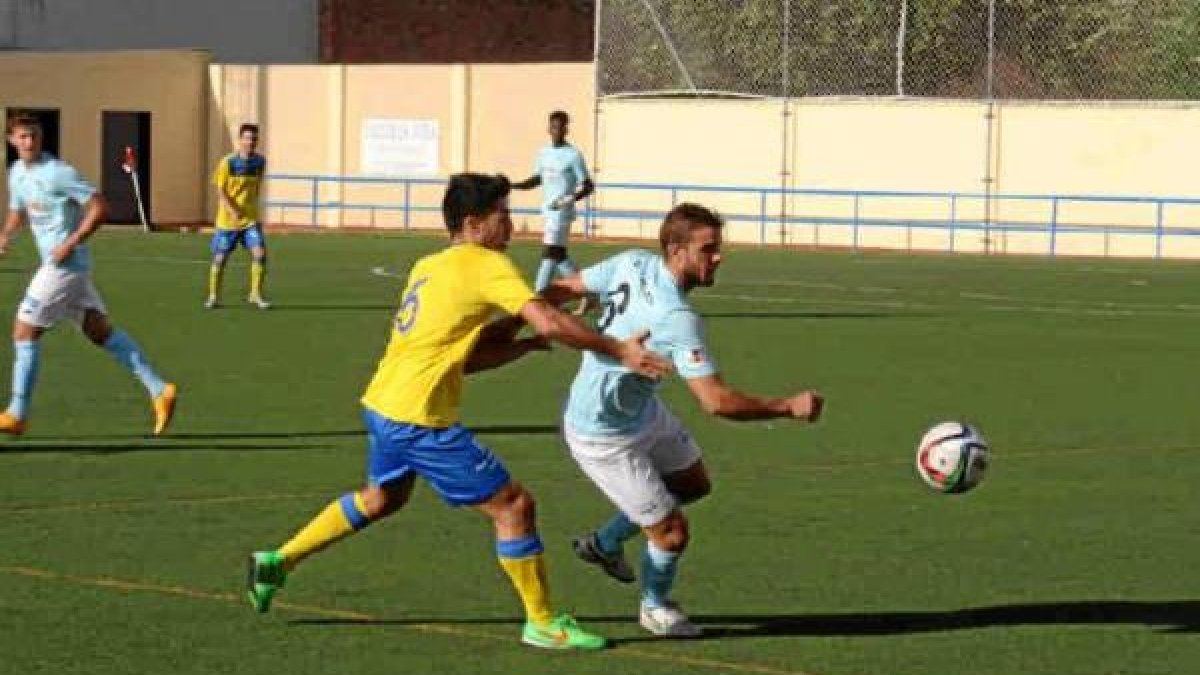 Gabri conduce la pelota.