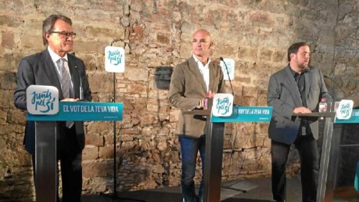 Artur mas en comparecencia con Oriol Junqueras (ERC) y Raúl Romeva, cabeza de lista de la plataforma Junts pel Sí (JxSí) en uno de los actos de campa