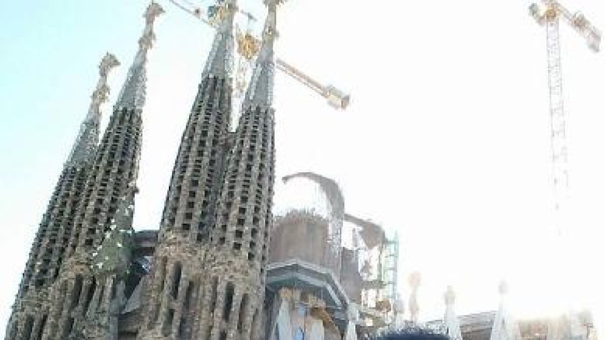 En la Sagrada Familia con su hermano.