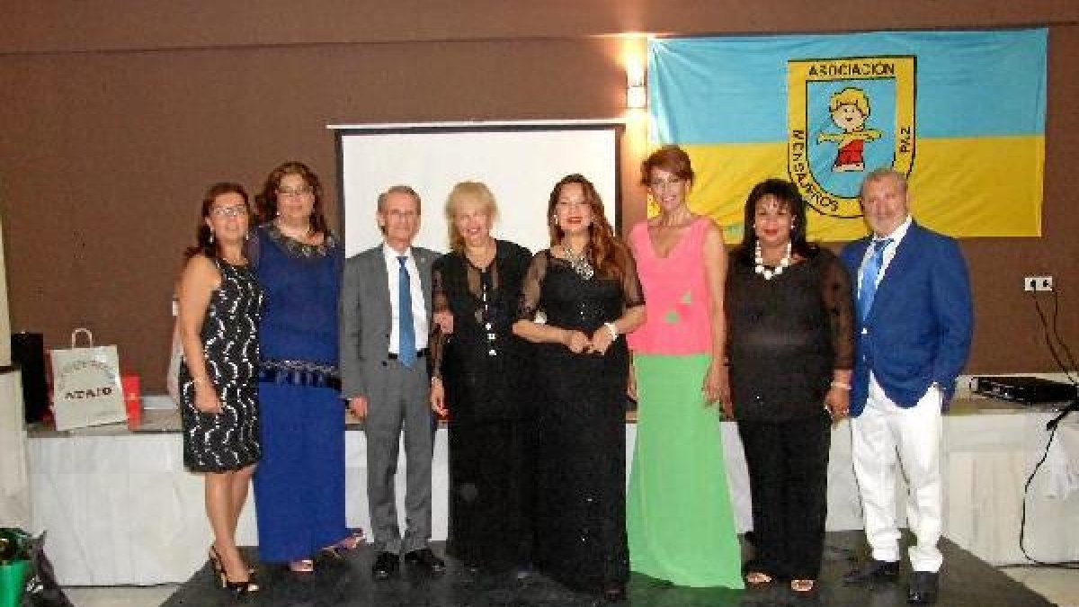 El vicepresidente de Mensajeros de la Paz, con Ángela Carrasco, Irma Soriano, Laura Negrillo, y Nieves Tirez, con José Luis Gil.