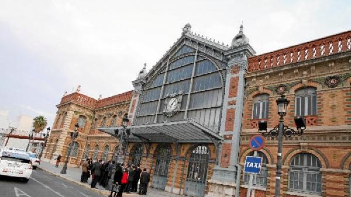 Fachada del edificio de la vieja Estación del Tren de Almería que será rehabilitado.