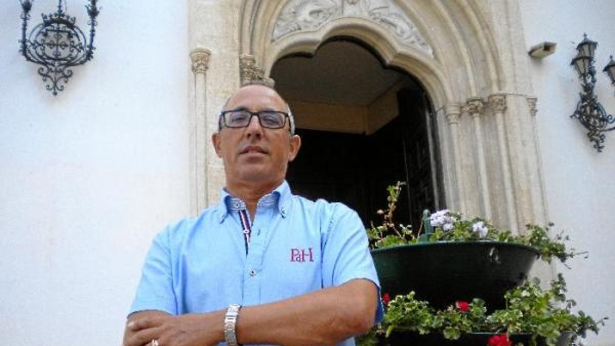 Enrique marín  está ligado a la imagen de la Virgen del Mar desde que era acolitillo con el Padre Vicente.