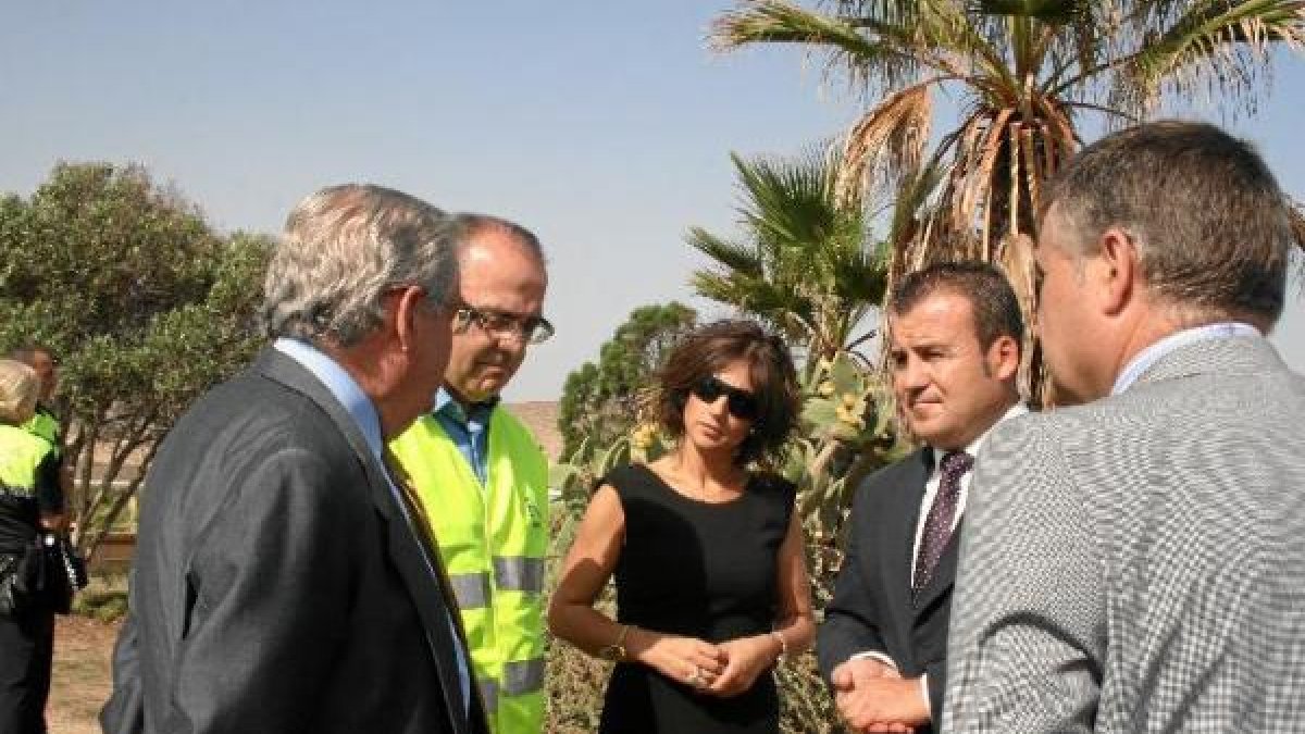 El alcalde,  Salvador Hernández, con el director de la planta Julio Pérez,  el subdelegado del Gobierno, Andrés García Lorca, y miembros del equipo d