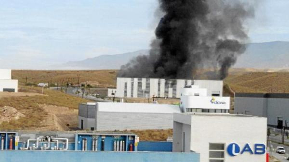 El humo del incendio que siguió a la explosión se veía a varios kilómetros