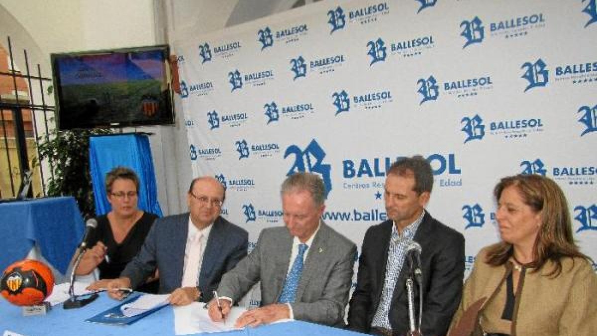 El presidente de los veteranos de España en la firma del acuerdo.