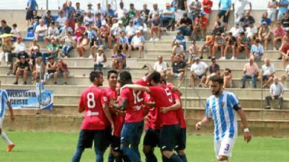 Los jugadores del Depor celebrando el empate en Málaga.