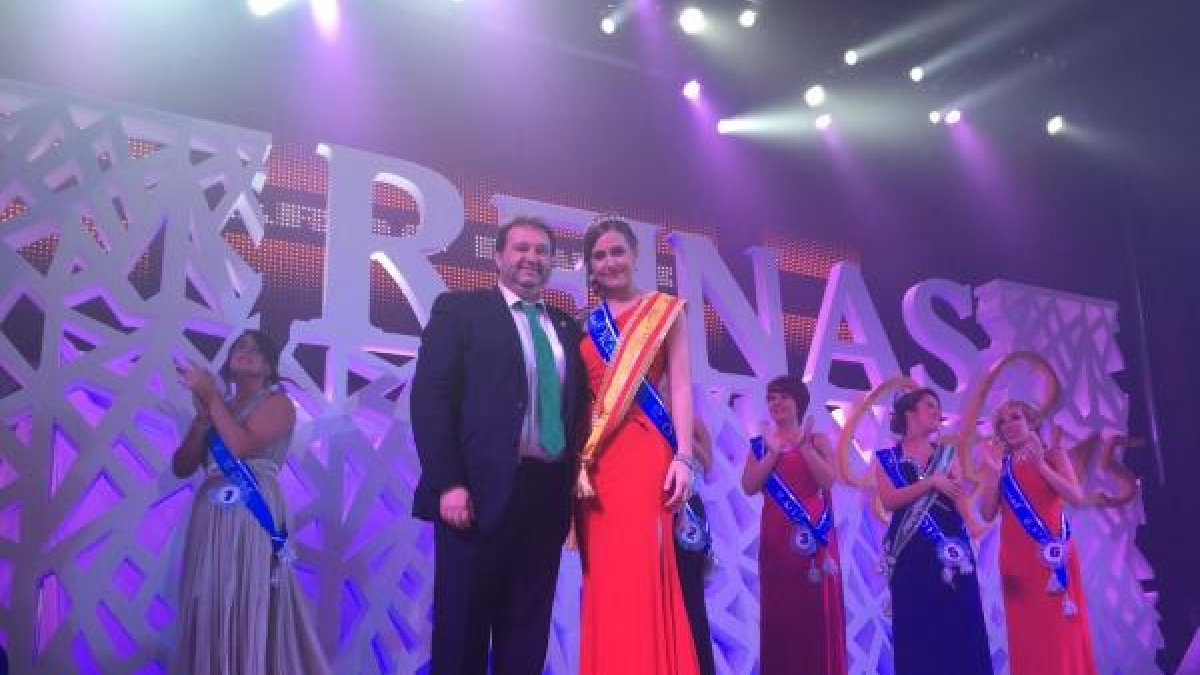 Aroa Rivera, reina de las fiestas, con el teniente de alcalde