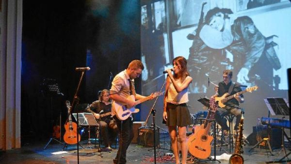 Álex García y Priscila Hernández, una de sus coristas, junto a parte de la banda.
