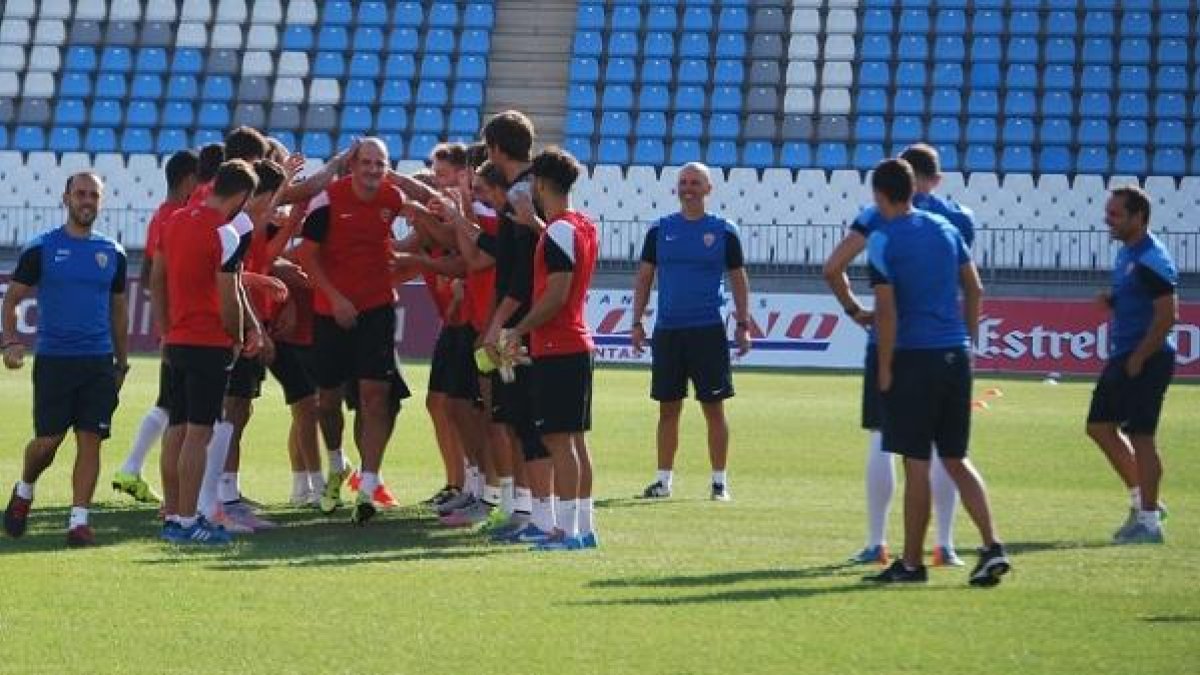 Curiosa imagen con Soriano pasando entre los compañeros.