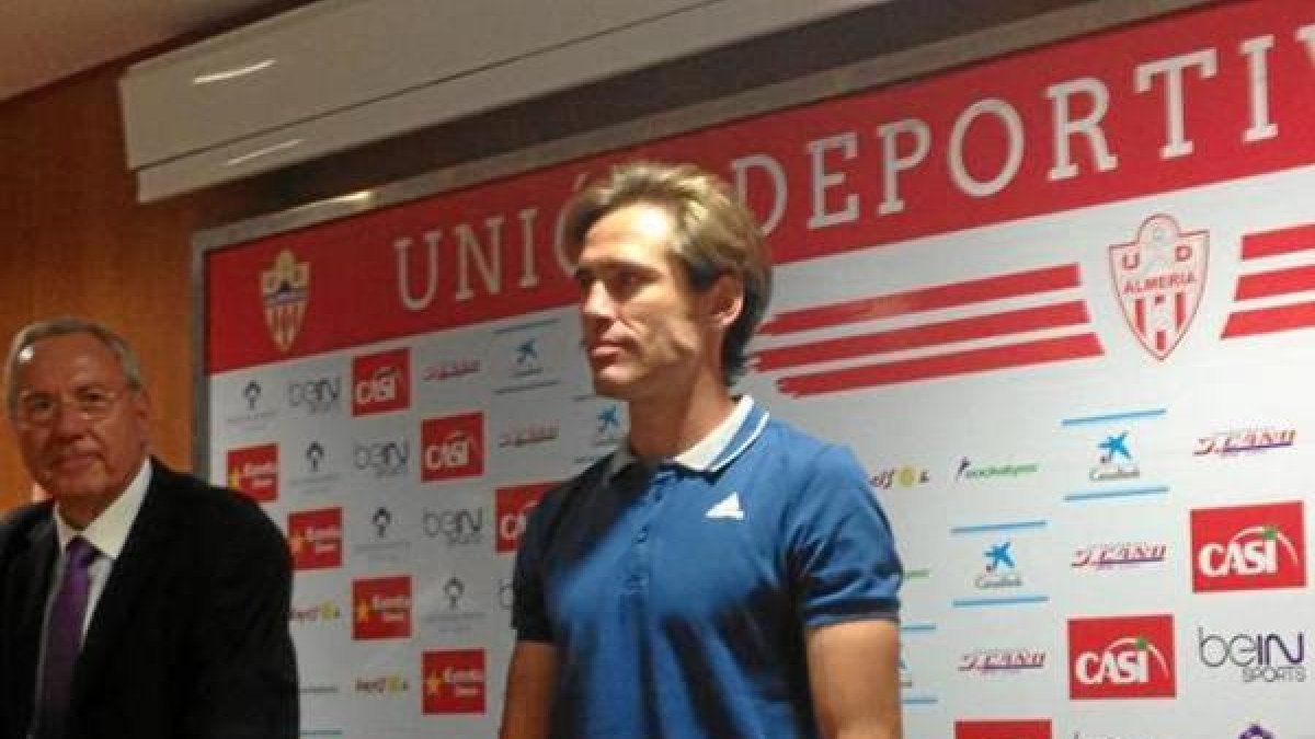 Corona en primer plano y Manolo García al fondo.