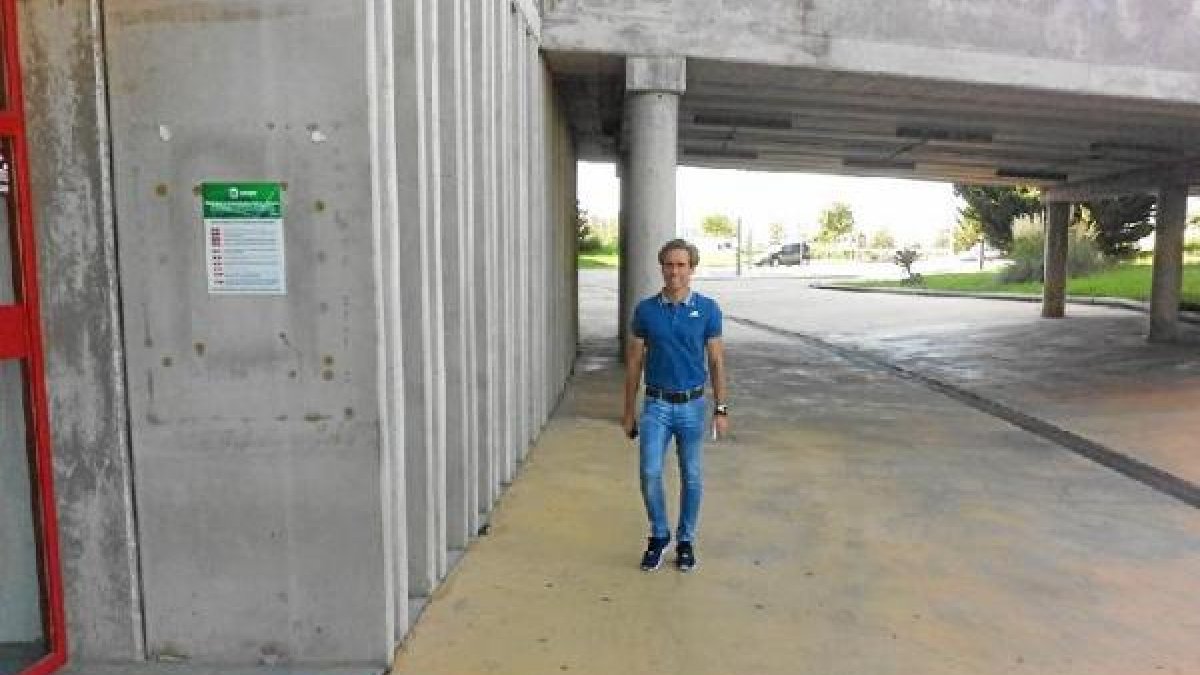 Corona llegando al Estadio para firmar el finiquito.
