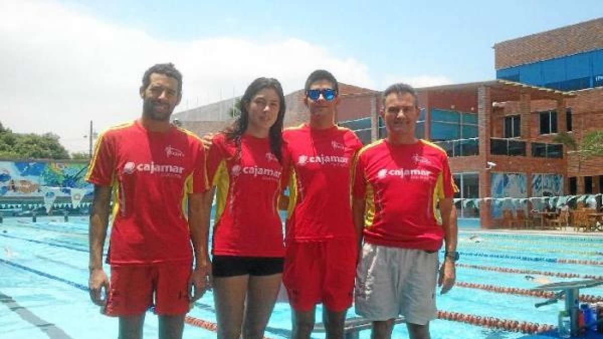 Carlos Tejada con el equipo nacional en Guayaquil.