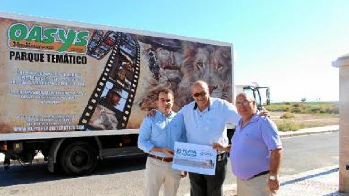 Daniel Rosell entrega 2.000 euros para ayudar en la ampliación del Banco de Alimentos.