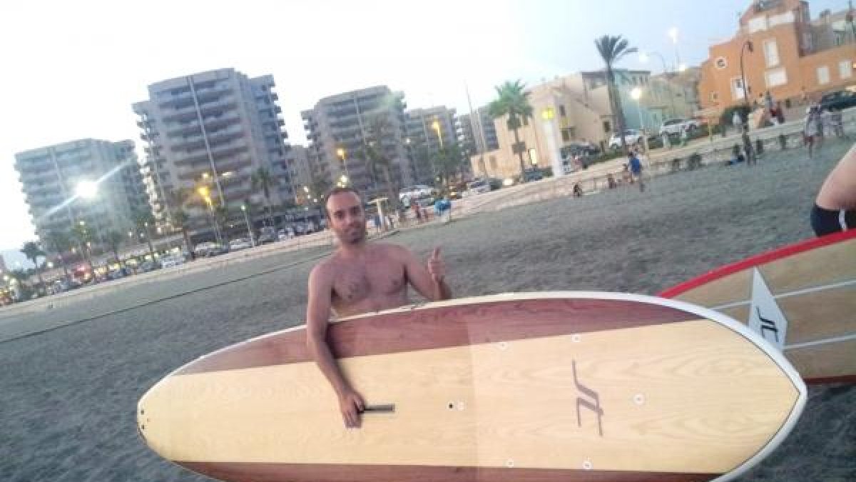 Juan Manuel Teodoro con un modelo de su creación