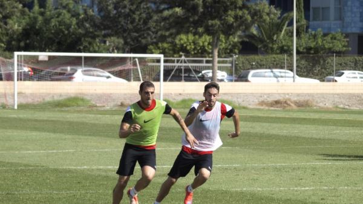 Fran Vélez sube la banda junto a Iago Díaz.