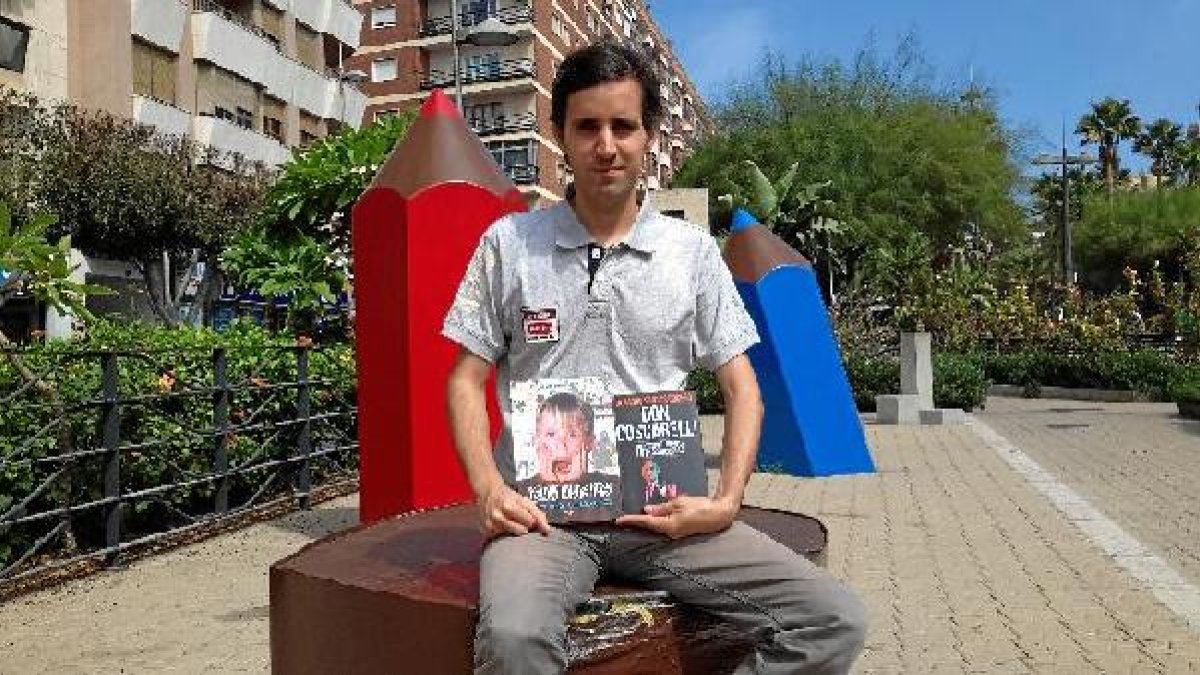 Gerardo Santos Bocero posa con sus dos últimos libros sobre cine, dedicados a John Hughes y Don Coscarelli.