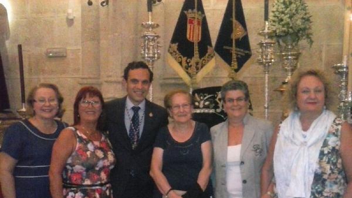 El hermano mayor de la Hermandad, Isaac Vilches, con la responsable del Taller-Escuela, Carmen Muley; y el resto de alumnas.