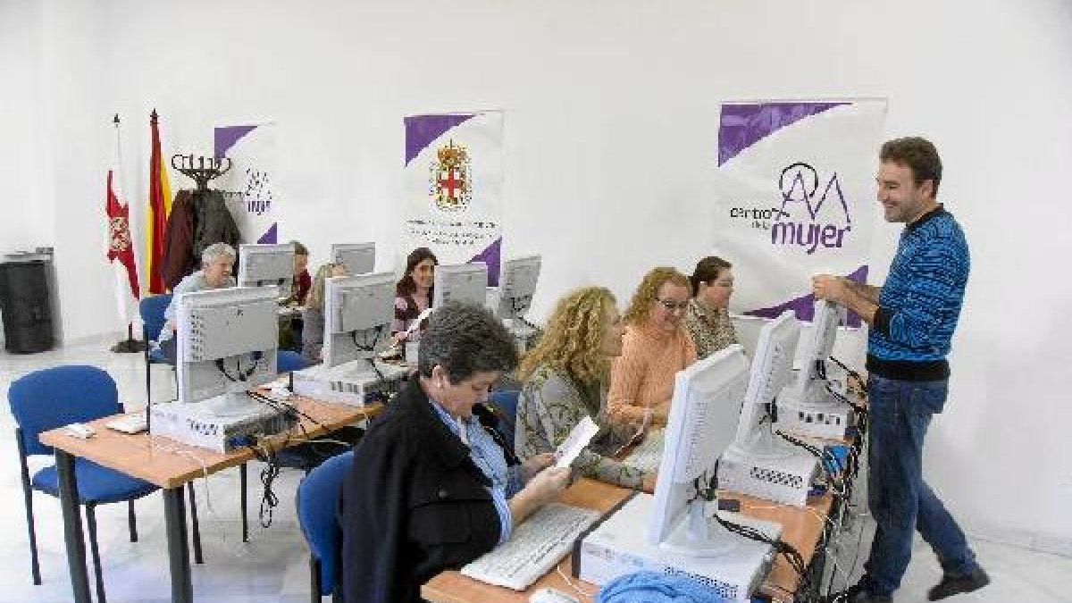 Momento de una de las actividades que se realizan en el Centro de la Mujer en  c/ Antonio Muñoz Zamor