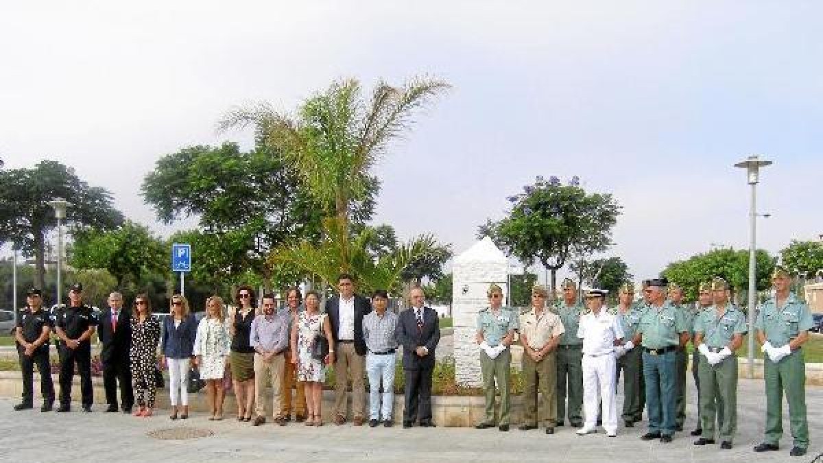 Foto de familia tras descubrir la placa de los jardines