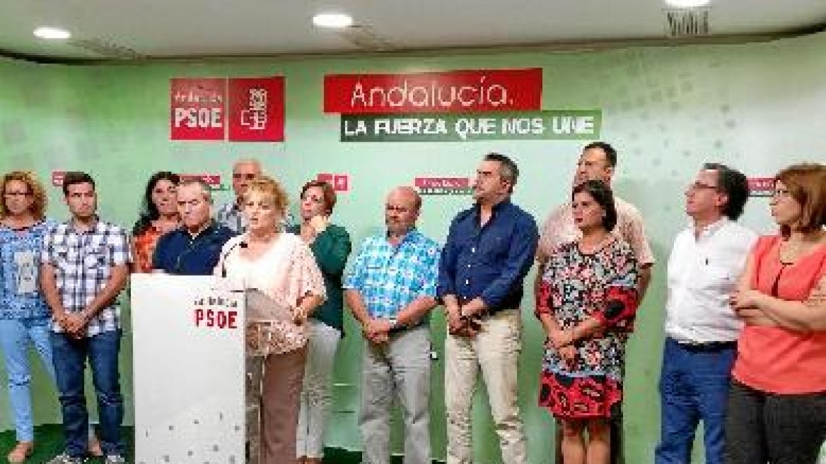 Alcaldes de las tres comarcas, junto con Adela Segura.