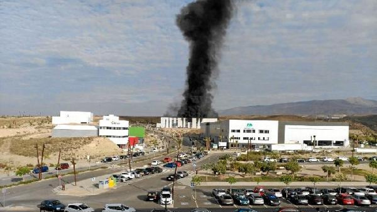 Panorámica del incendio en la nave del PITA