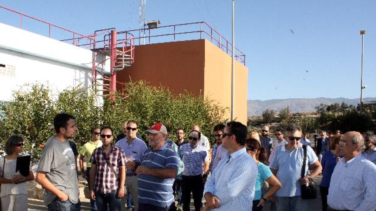 El presidente de Cuatro Vegas recibe a los participantes en el proyecto SuWaNu para iniciar una visita guiada a las instalaciones.