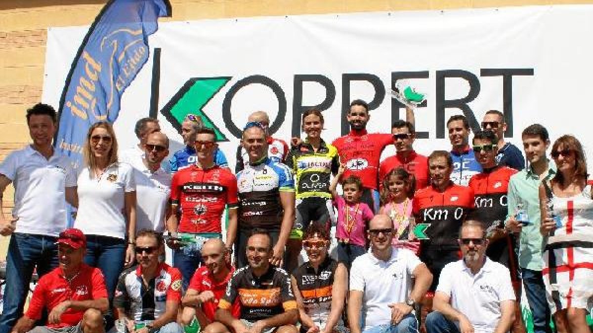 Podio de vencedores en una carrera que bate récord.