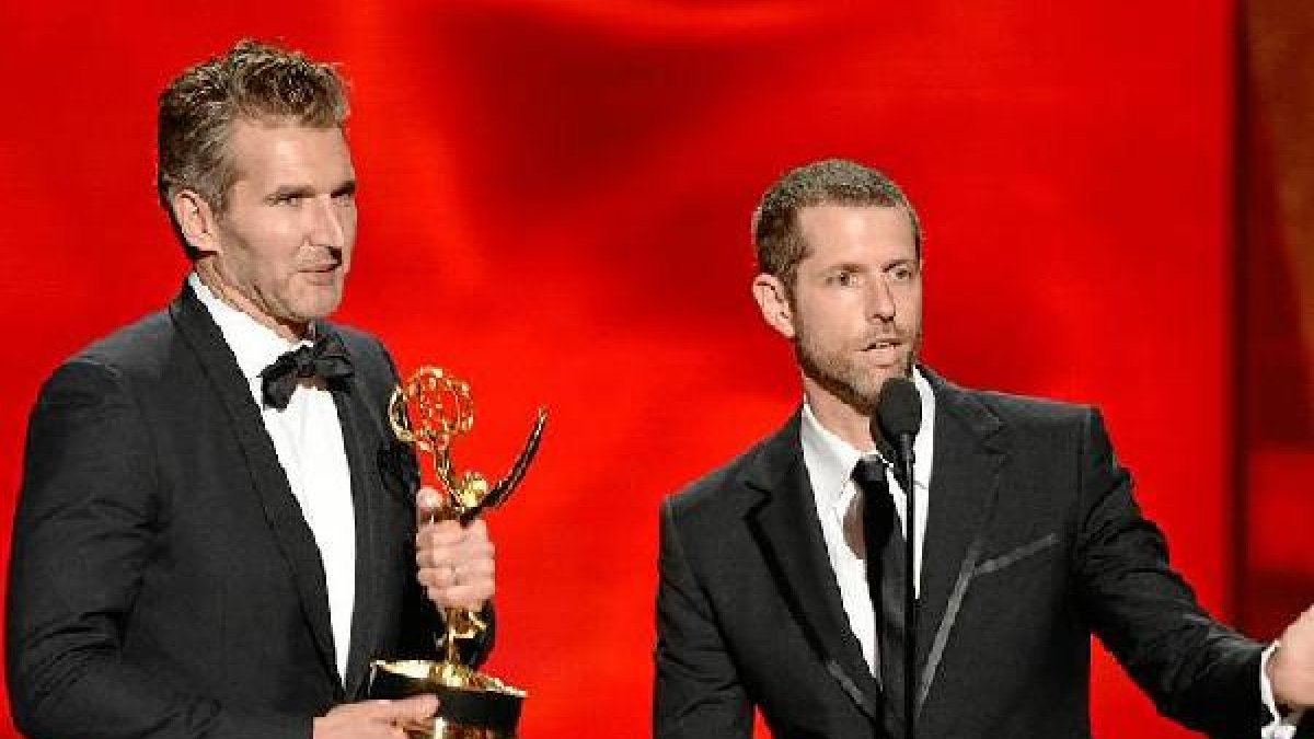David Benioff y D.B. Weiss, creadores de la serie, con su galardón.