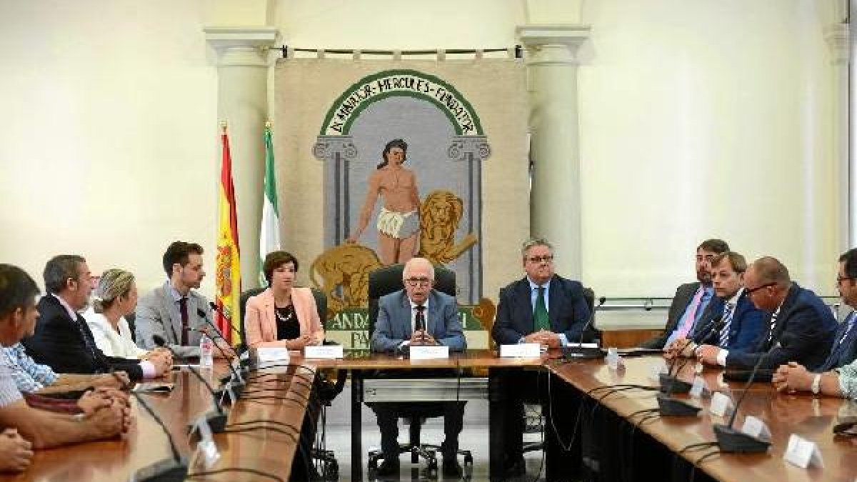 Reunión de Junta de Andalucía, empresa y alcaldes del Marquesado del Zenete.