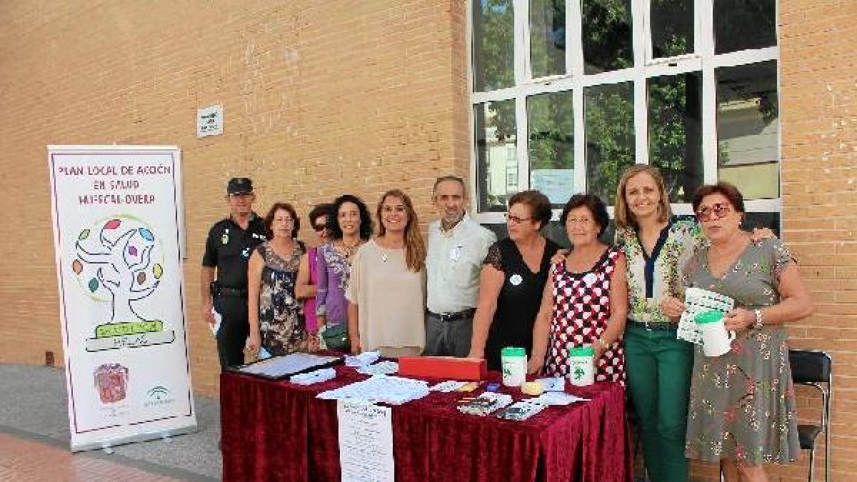 Foto en grupo en una de las mesas informativas instaladas en el municipio.