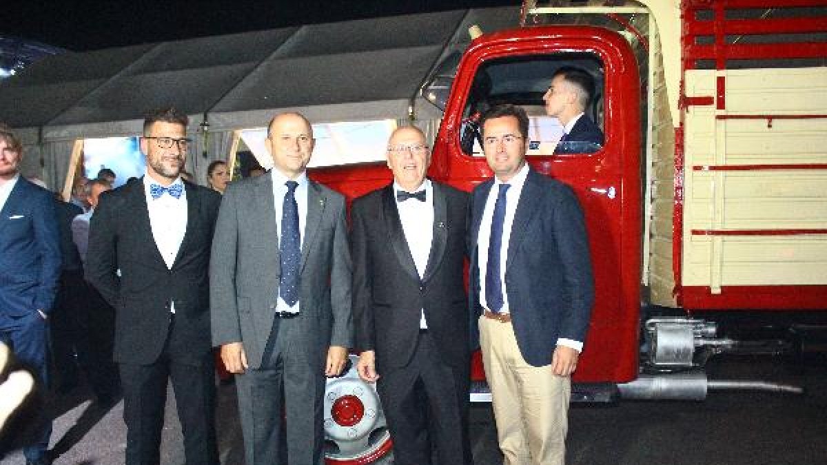 Francisco Góngora junto con representantes de la empresa.