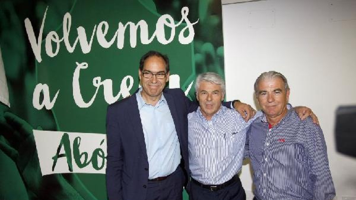 Juan Serrano (c), acompañado de Cesar Nohales (i) y José Alberola (d).